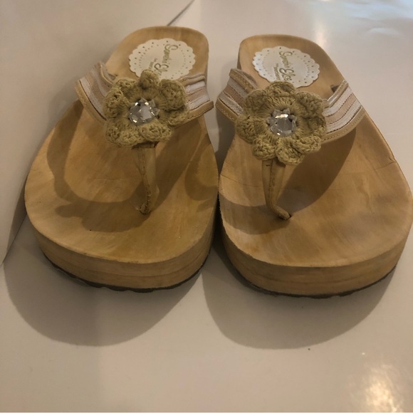 3/$20 Sketchers Flip Flops 🩴 - Picture 3 of 11